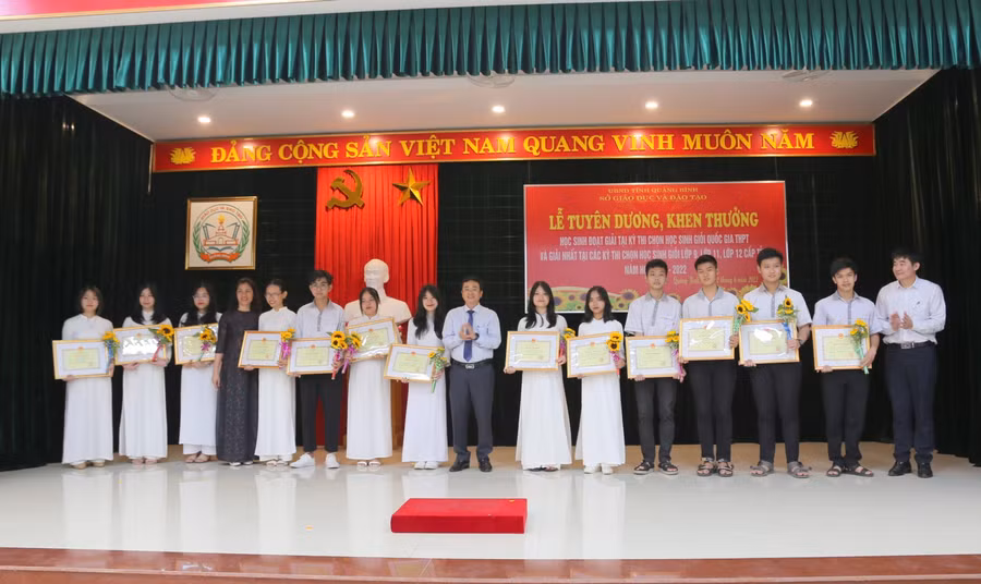 Thừa ủy quyền của Bộ GD&amp;ĐT, ông Đặng Ngọc Tuấn - Giám đốc Sở GD&amp;ĐT tỉnh Quảng Bình cũng trao Bằng khen cho học sinh.