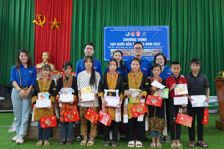Đoàn TN NXB Giáo dục Việt Nam, Huyện đoàn- Hội LHTNVN huyện Cao Lộc ( Lạng Sơn), Công ty CP XNK Sao Phương Bắc trao tặng 2 Tủ sách ước mơ, 8 laptop xách tay đã qua sử dụng, 96 suất quà cho các hộ nghèo, hộ gia đình chính sách, thiếu nhi vượt khó học giỏi tại trường tiểu học thị trấn Cao Lộc, trường tiểu học Hợp Thành, trường Phổ thông dân tộc nội trú TH-THCS xã Công Sơn, Trường Phổ thông dân tộc nội trú THCS-THPT huyện Cao Lộc, trường THCS thị trấn Cao Lộc.