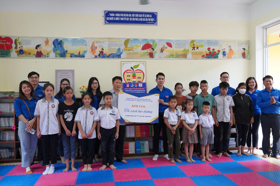 Đoàn trao tặng những món quà ý nghĩa tại trường tiểu học TT Cao Lộc- Lạng Sơn.
