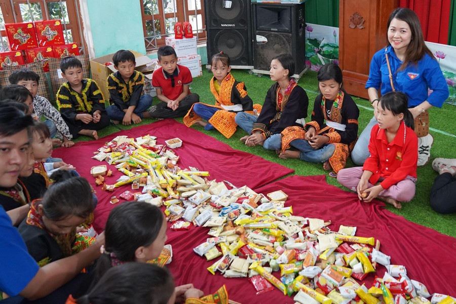Đoàn đã tổ chức giao lưu phá cỗ, trao tặng nhiều sách vở và đồ dùng học tập cho học sinh trường PTDT NT TH-THCS xã Công Sơn, xã vùng đặc biệt khó khăn với 100% đồng bào người Dao.