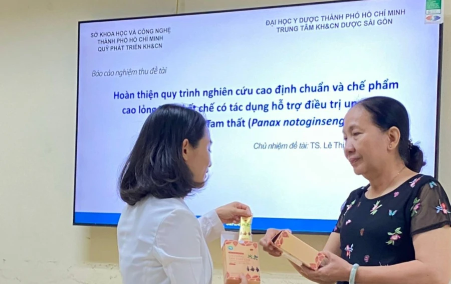 TS Lê Thị Hồng Vân (trái) trao đổi với đại diện hội đồng tư vấn nghiệm thu nhiệm vụ khoa học - công nghệ về kết quả nghiên cứu.