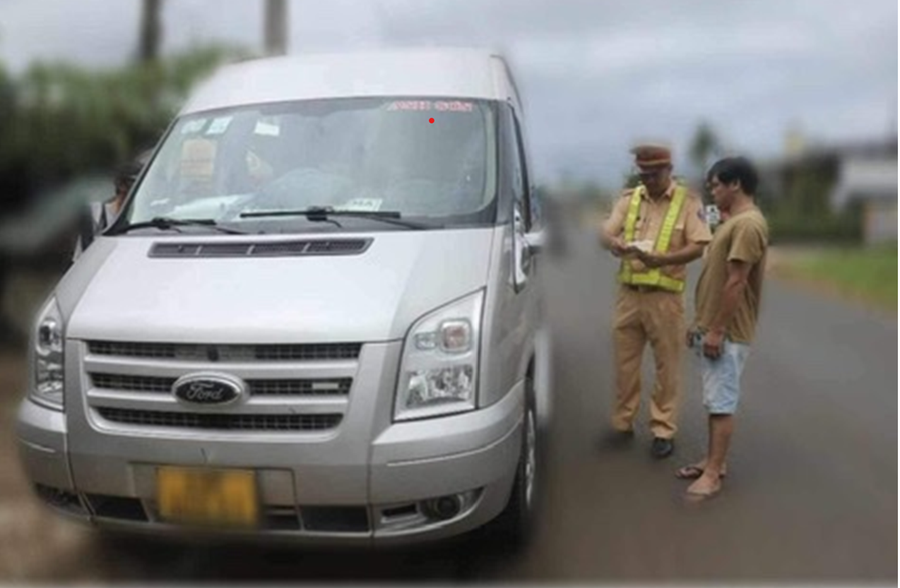 CSGT Đắk Nông kiểm tra hành chính tài xế xe chở khách - Ảnh: HL