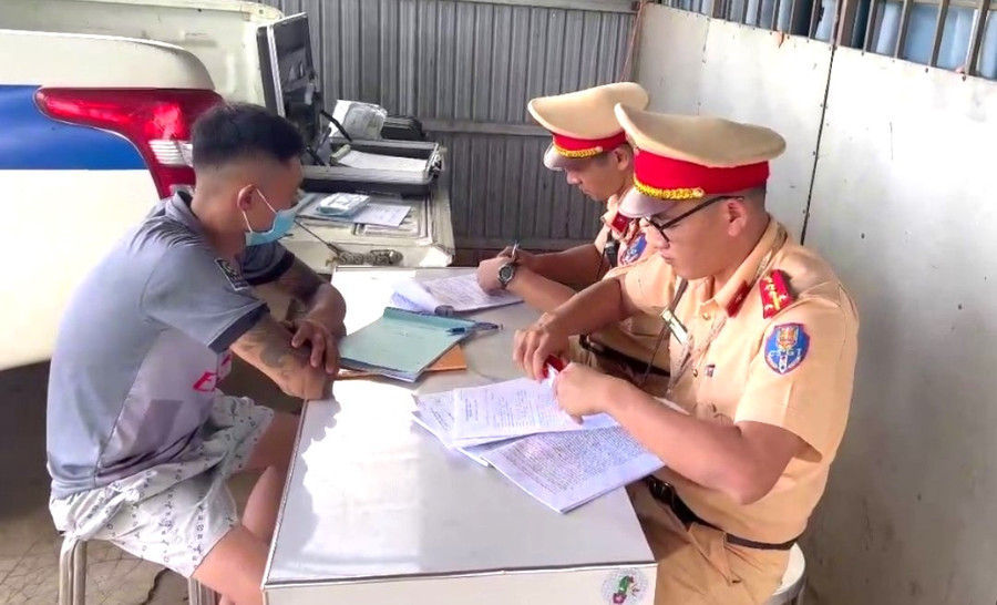 Một tài xế ô tô bị CSGT tỉnh Đắk Nông lập biên bản vi phạm - Ảnh: HL