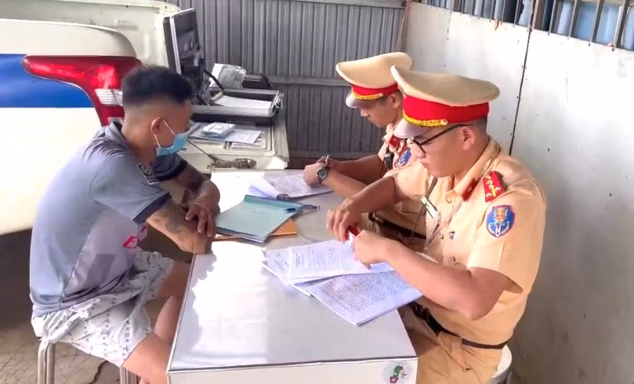 Một tài xế ô tô bị CSGT tỉnh Đắk Nông lập biên bản vi phạm - Ảnh: HL