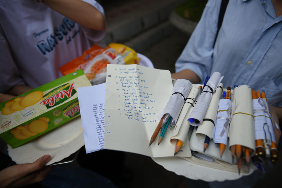 Lễ được các sĩ tử chuẩn bị là hương hoa, bánh và không thể thiếu được bút....