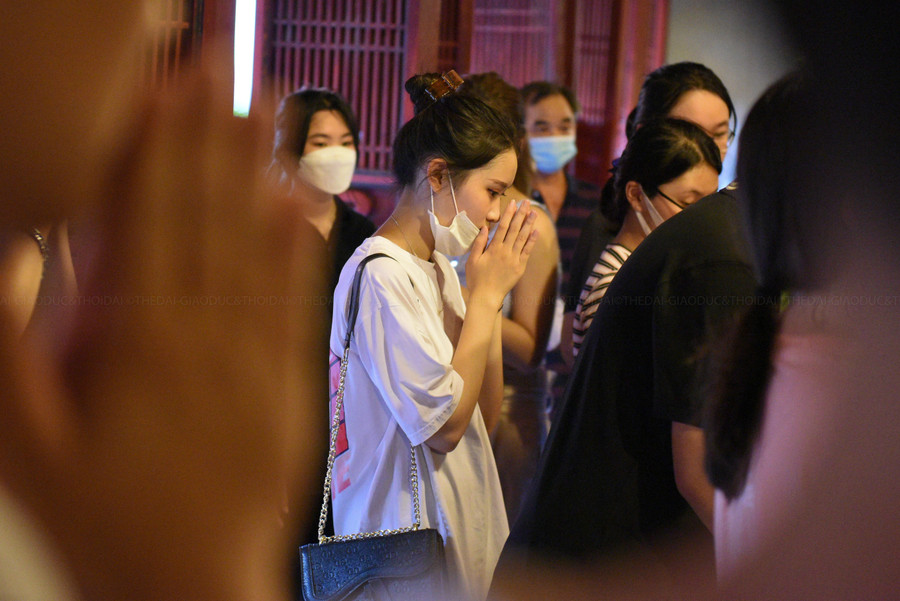 Các sĩ tử dâng lễ bằng lòng thành kính để mong muốn các vị thánh hiền phù hộ cho sự may mắn, ôn tập chu toàn và đỗ đạt cao trong kỳ thi quan trọng đang tới gần.