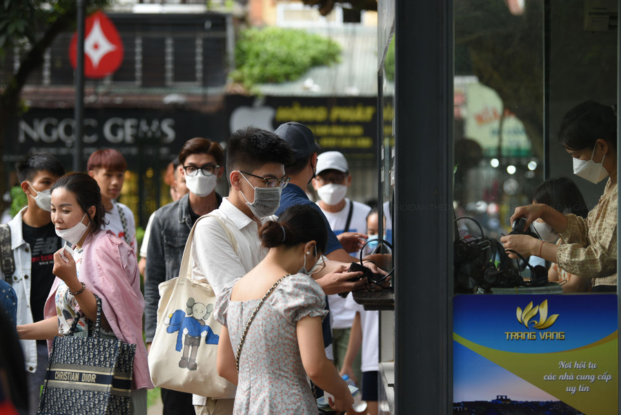 Trước khi diễn ra kỳ thi, hàng trăm sĩ tử cùng phụ huynh đã kéo đến Văn Miếu - Quốc Tử Giám (TP Hà Nội) đã dâng lễ cầu may.