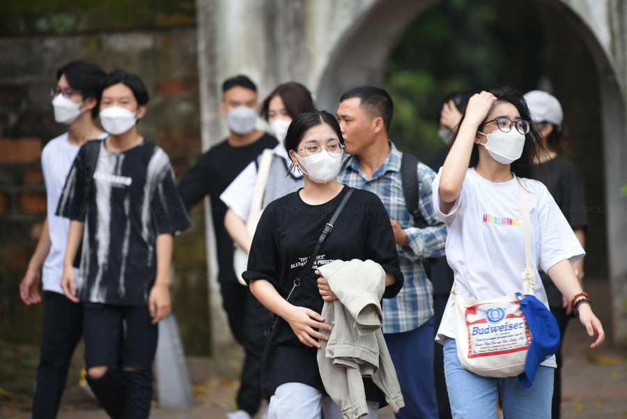 Nhiều phụ huynh đưa các con đến Văn Miếu với mong muốn cầu may mắn trước các kỳ thi quan trọng để nhằm giải tỏa tâm lý lo lắng của các con.