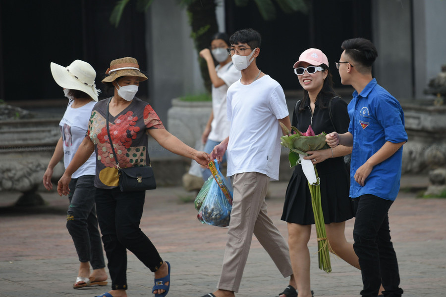 Trong buổi sáng ngày hôm nay 5/7, rất đông phụ huynh cùng các sĩ tử đã đến Văn Miếu- Quốc Tử Giám.