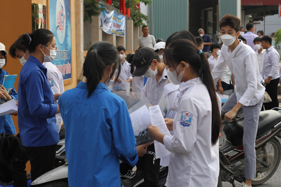 Thí sinh có mặt rất sớm tại điểm thi trường THPT Quỳnh Thọ.