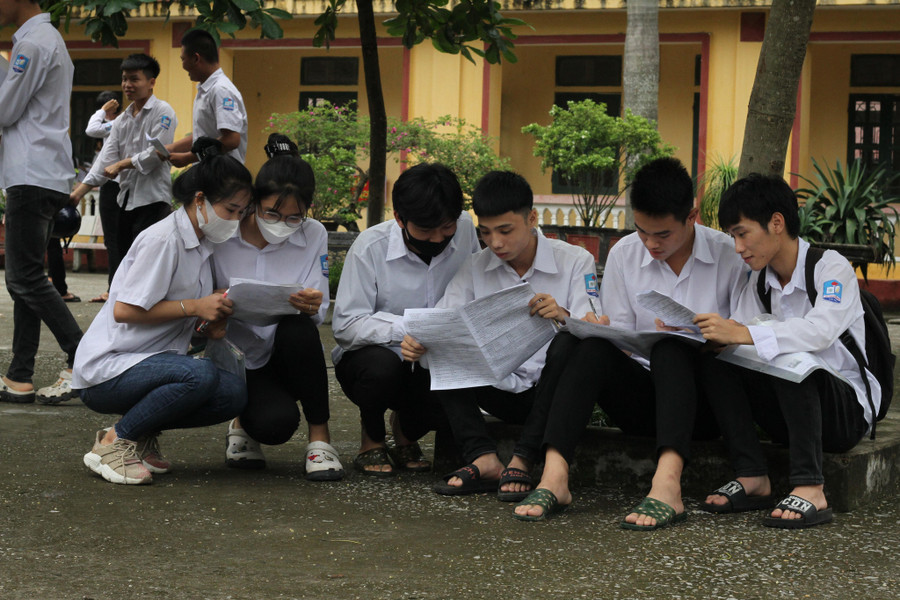 Các thí sinh soát lại đáp án môn thi tiếng Anh sau khi kết thúc thời gian thi. Các thí sinh soát lại đáp án môn thi tiếng Anh sau khi kết thúc thời gian thi.