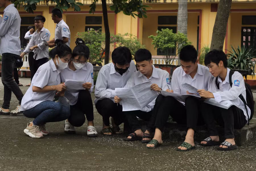 Các thí sinh soát lại đáp án môn thi tiếng Anh sau khi kết thúc thời gian thi.