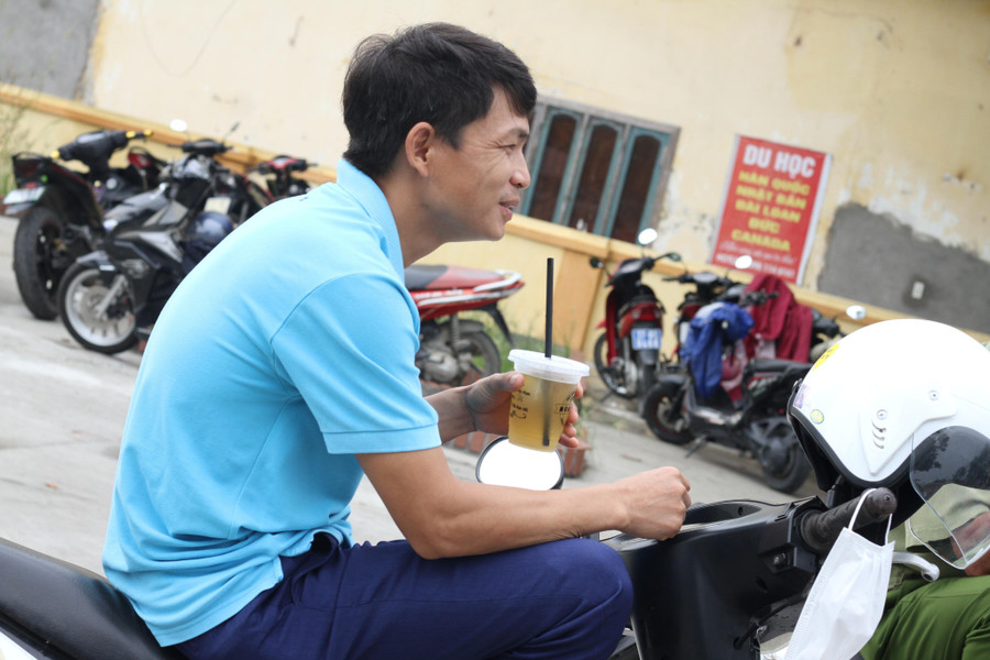 Những cốc trà chanh được trả giá bằng nụ cười và những lời cảm ơn.