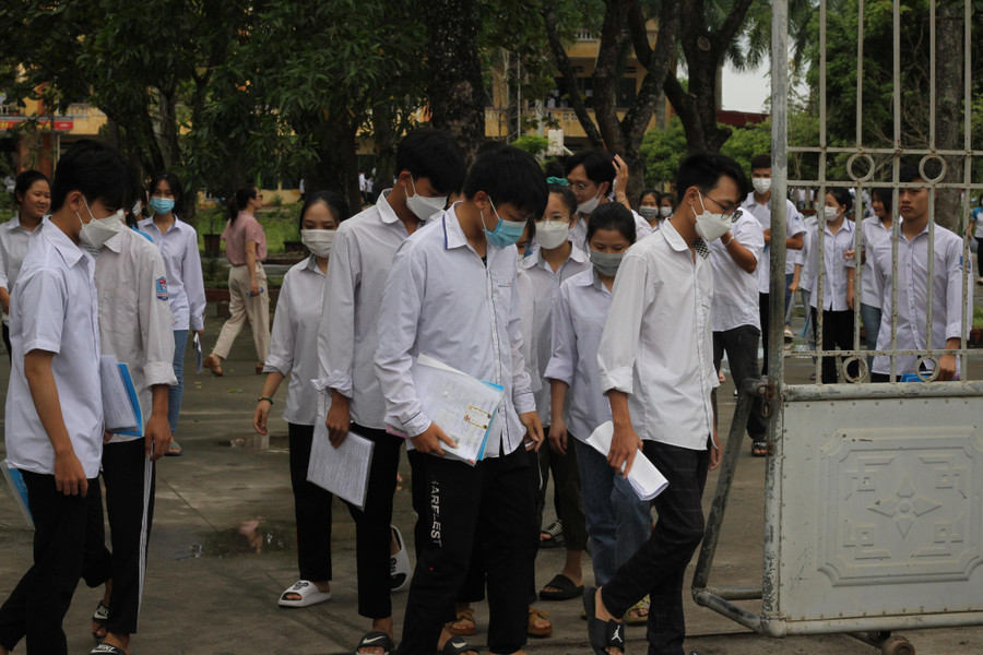 Thí sinh rời điểm thi trường THPT Phụ Dực.
