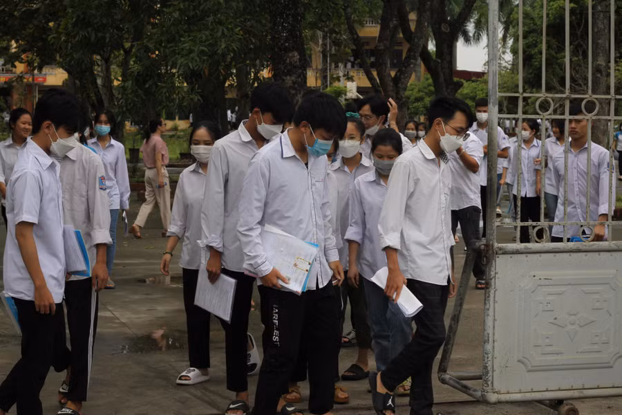 Thí sinh rời điểm thi trường THPT Phụ Dực.