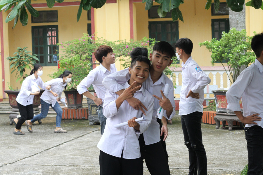 Tâm trạng phấn khởi của 2 thí sinh sau khi hoàn thành xong môn thi tiếng Anh. Tâm trạng phấn khởi của 2 thí sinh sau khi hoàn thành xong môn thi tiếng Anh.