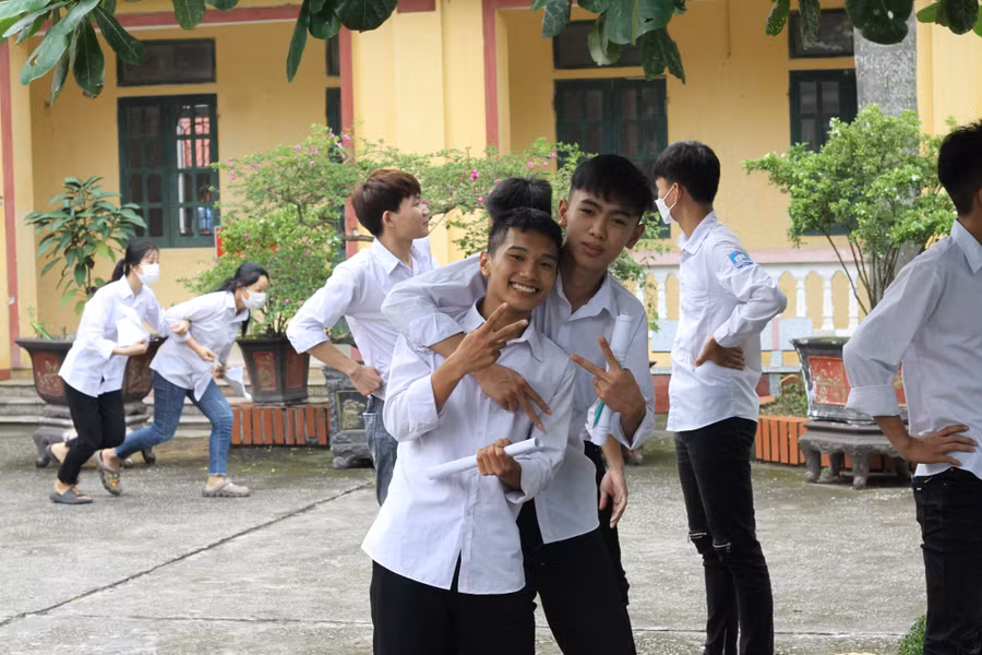 Tâm trạng phấn khởi của 2 thí sinh sau khi hoàn thành xong môn thi tiếng Anh.