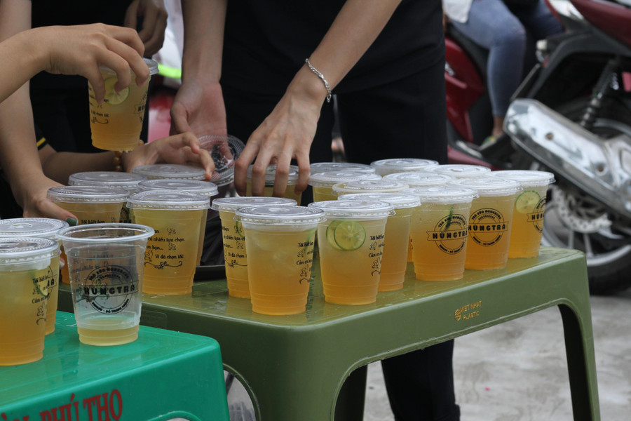 Những cốc trà chanh được đóng hộp cẩn thận.