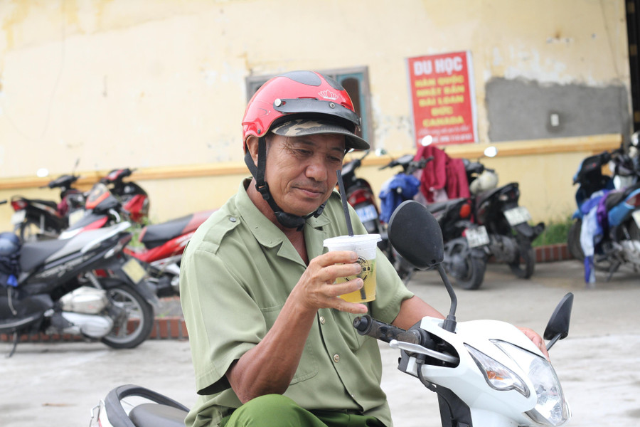 Vị phụ huynh cho biết rất xúc động trước việc làm của nhóm.