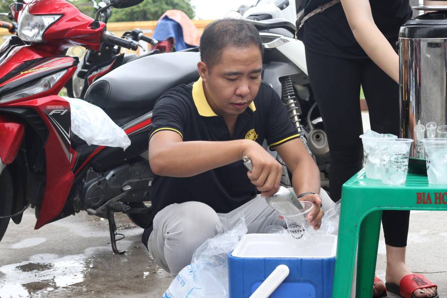 Anh Hùng trực tiếp pha chế đồ uống cho sĩ tử và phụ huynh.