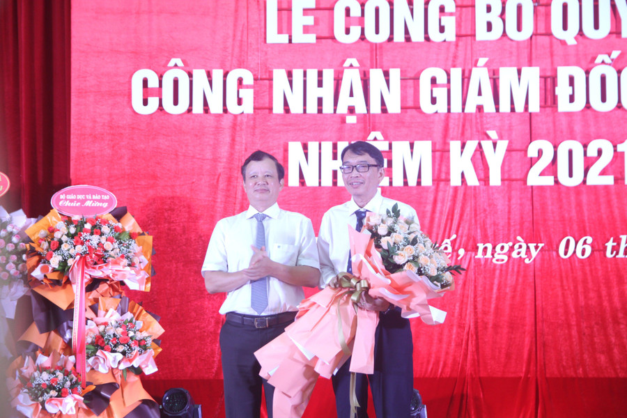 Bí thư Tỉnh ủy tặng hoa nguyên Giám đốc ĐH Huế - PGS.TS. Nguyễn Quang Linh.