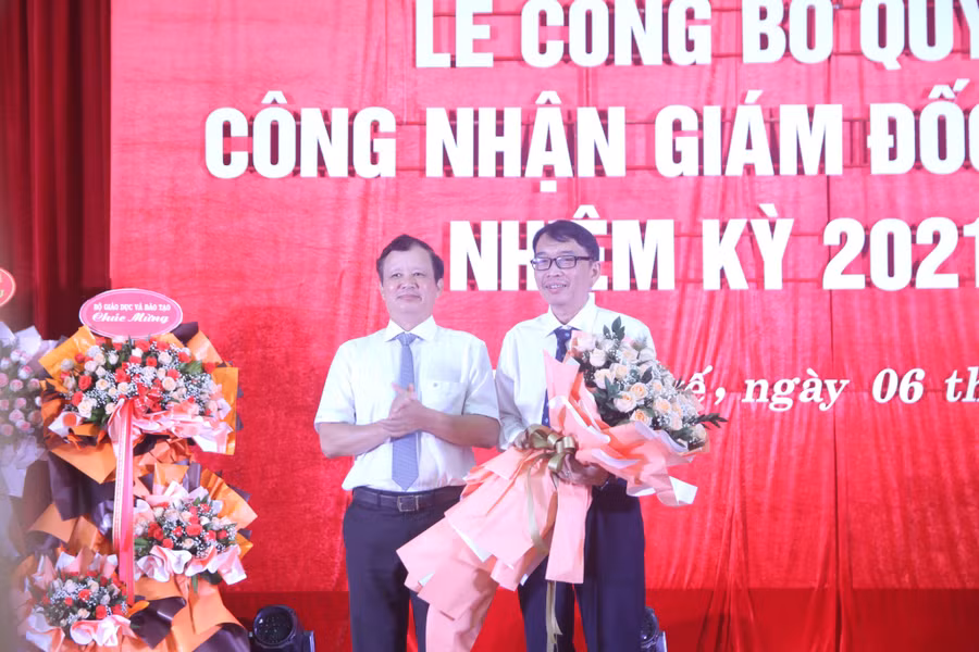 Bí thư Tỉnh ủy tặng hoa nguyên Giám đốc ĐH Huế - PGS.TS. Nguyễn Quang Linh.