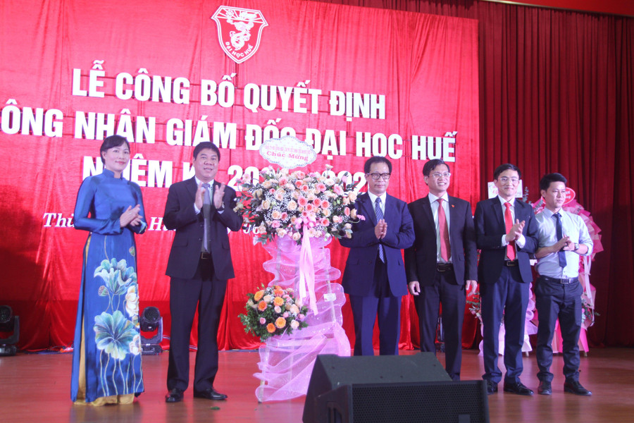 Lãnh đạo các Trường Đại học thành viên và lãnh đạo ĐH Huế tặng hoa chúc mừng tân Giám đốc ĐH Huế - PGS.TS. Lê Anh Phương.
