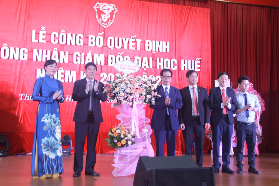 Lãnh đạo các Trường Đại học thành viên và lãnh đạo ĐH Huế tặng hoa chúc mừng tân Giám đốc ĐH Huế - PGS.TS. Lê Anh Phương.