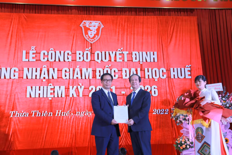 Bộ trưởng Nguyễn Kim Sơn trao quyết định công nhận tân Giám đốc Đại học Huế cho PGS.TS Lê Anh Phương.
