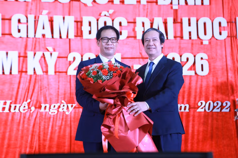 Bộ trưởng Nguyễn Kim Sơn tặng hoa chúc mừng tân Giám đốc Đại học Huế.