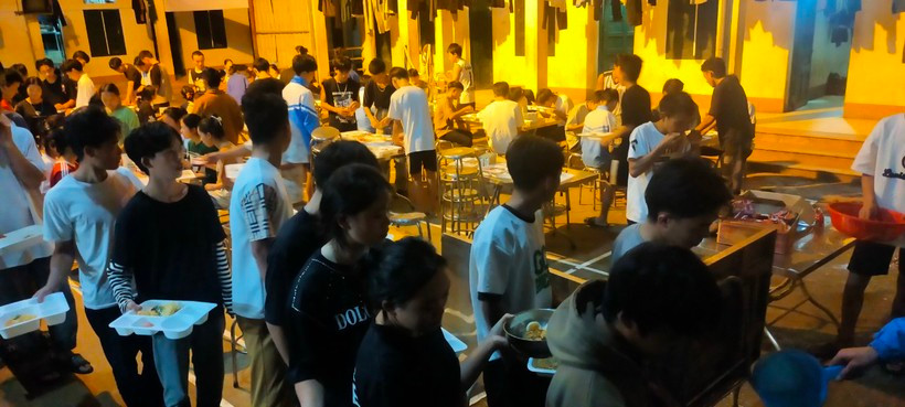 Học sinh trường THCS-THPT Tả Sìn Thàng, huyện Tủa Chùa (Điện Biên) trong bữa ăn tối. Học sinh trường THCS-THPT Tả Sìn Thàng, huyện Tủa Chùa (Điện Biên) trong bữa ăn tối.
