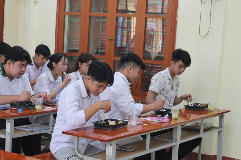 Các thí sinh tại điểm thi trường THPT Dương Tự Minh vô cùng hạnh phúc và biết ơn khi nhận được những suất ăn miễn phí. Các thí sinh tại điểm thi trường THPT Dương Tự Minh vô cùng hạnh phúc và biết ơn khi nhận được những suất ăn miễn phí.