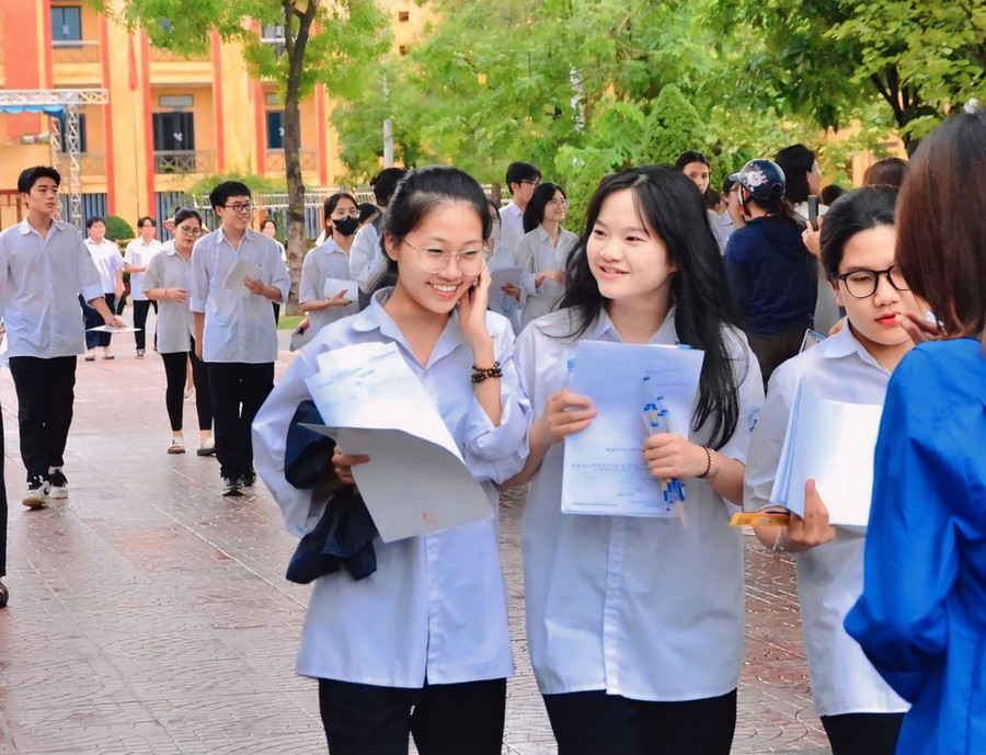 Thí sinh tại điểm thi Trường THPT Nguyễn Văn Cừ (TP Hải Dương). Thí sinh tại điểm thi Trường THPT Nguyễn Văn Cừ (TP Hải Dương).