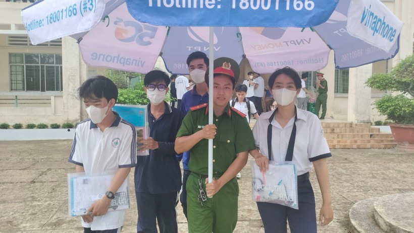 Nhiều điểm thi trên địa bàn tỉnh Bạc Liêu trời đổ mưa tầm tã. Các đội tình nguyện đã đưa đón thí sinh an toàn. Nhiều điểm thi trên địa bàn tỉnh Bạc Liêu trời đổ mưa tầm tã. Các đội tình nguyện đã đưa đón thí sinh an toàn.