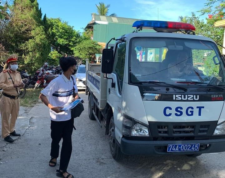 Thí sinh được đưa đến điểm thi bằng xe chuyên dụng. Thí sinh được đưa đến điểm thi bằng xe chuyên dụng.