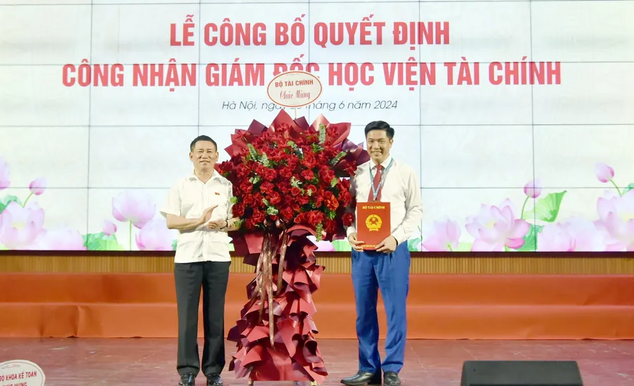 Bộ trưởng Hồ Đức Phớc (bên trái) đã trao Quyết định công nhận PGS.TS Nguyễn Đào Tùng giữ chức Giám đốc Học viện Tài chính