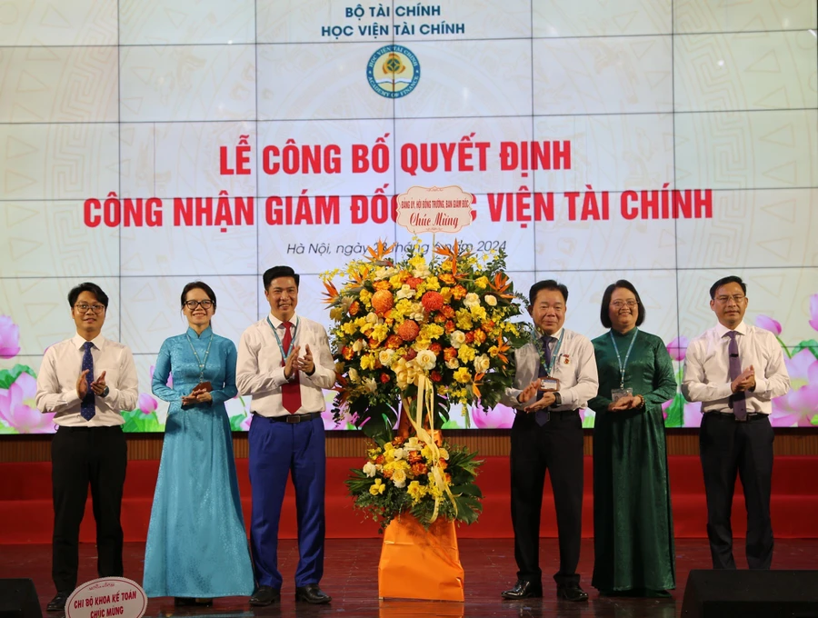 Lãnh đạo Học viện Tài chính chúc mừng PGS.TS Nguyễn Đào Tùng.