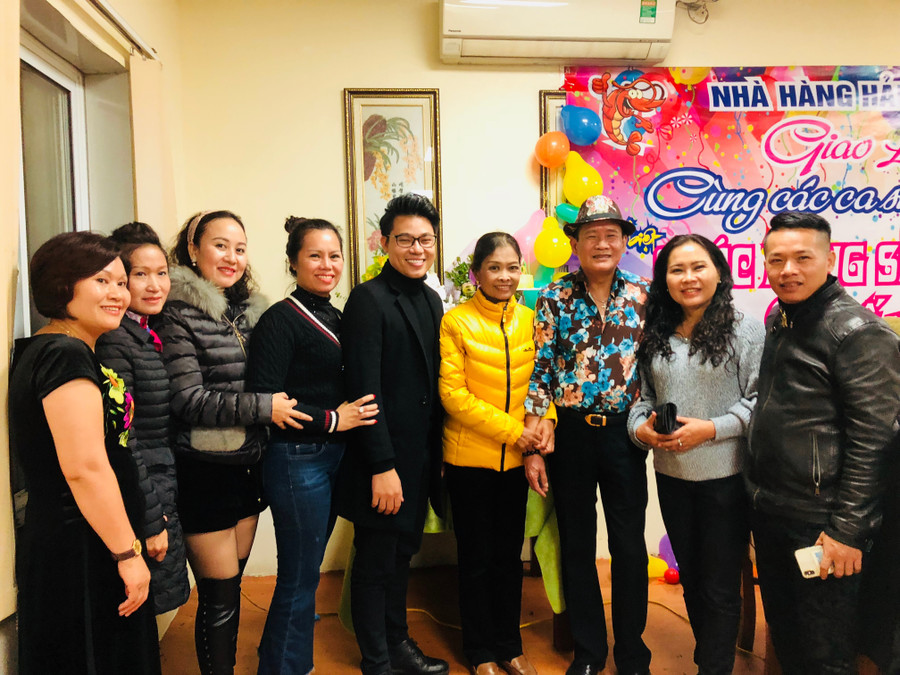 Tuấn Vũ, em gái (sát bên trái) và người hâm mộ Tuấn Vũ, em gái (sát bên trái) và người hâm mộ