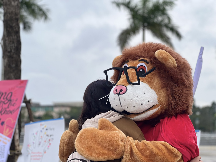 Hoạt động ngoại khóa Điều kỳ diệu từ chiếc ôm thu hút nhiều bạn trẻ tham gia. Hoạt động ngoại khóa Điều kỳ diệu từ chiếc ôm thu hút nhiều bạn trẻ tham gia.