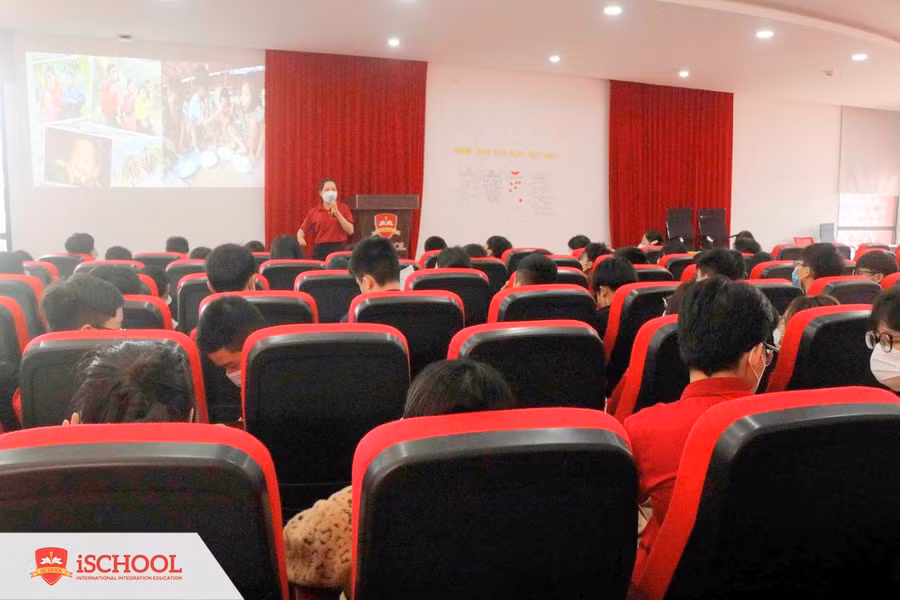 Hoạt động ngoại khóa trên lớp thu hút hàng trăm học sinh tham gia.