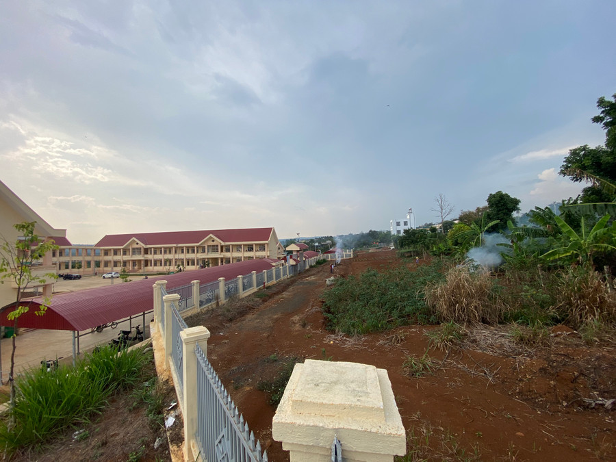 Ngôi trường 53 tỷ đồng này chưa biết đến bao giờ mới mở được cổng chính để trường ra trường, lớp ra lớp. (Ảnh: TT).