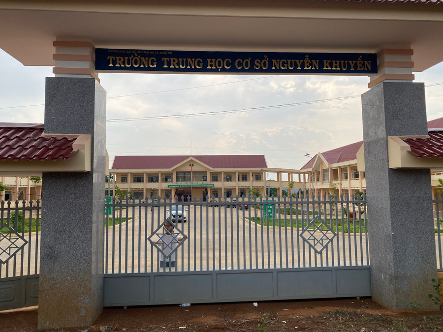 Chưa biết đến bao giờ, cánh cổng này mới được đón thầy và trò mỗi ngày đi qua. (Ảnh: Thành Tâm) Chưa biết đến bao giờ, cánh cổng này mới được đón thầy và trò mỗi ngày đi qua. (Ảnh: Thành Tâm)