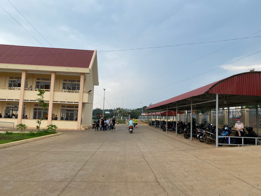 Lối ra cổng tạm luôn tiềm ẩn nguy cơ mất an toàn cho thầy và trò. (Ảnh: Thành Tâm) Lối ra cổng tạm luôn tiềm ẩn nguy cơ mất an toàn cho thầy và trò. (Ảnh: Thành Tâm)