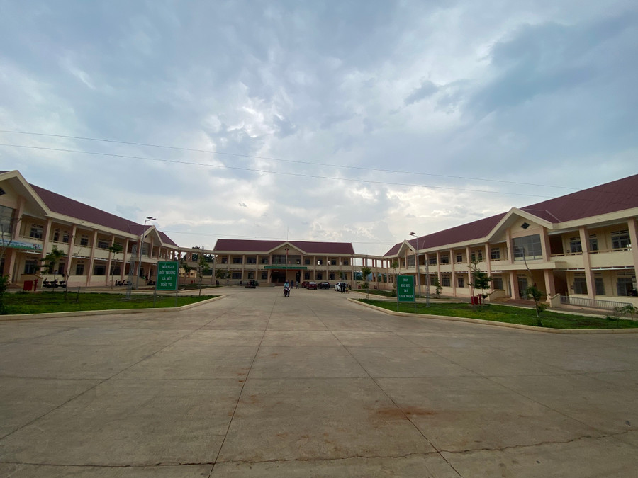 Ngôi trường được xây dựng khang trang, nhưng đơn vị chức năng chưa thể mở cổng chính vì vướng đền bù, giải phóng mặt bằng. (Ảnh: Thành Tâm) Ngôi trường được xây dựng khang trang, nhưng đơn vị chức năng chưa thể mở cổng chính vì vướng đền bù, giải phóng mặt bằng. (Ảnh: Thành Tâm)