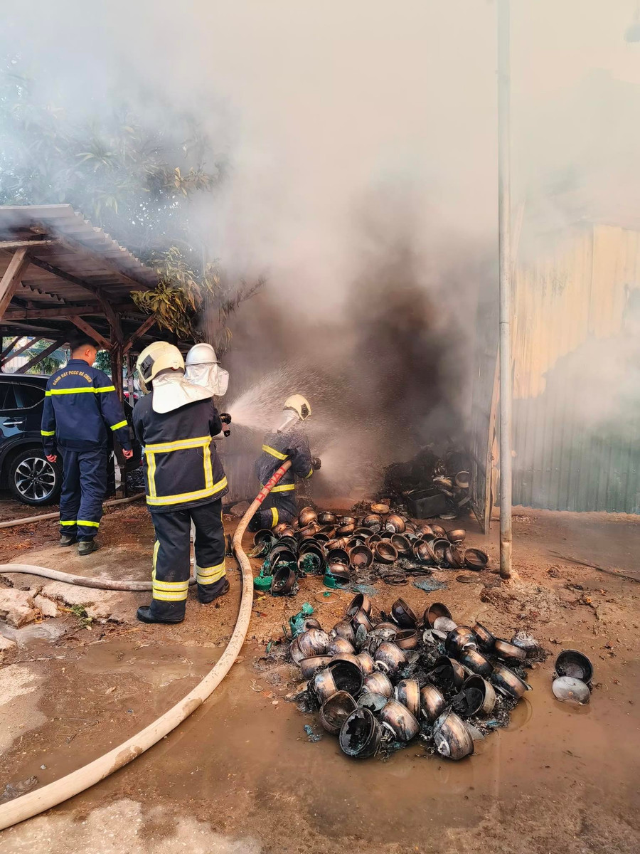 Ông Vũ Tuấn Đạt - Chủ tịch UBND phường Vĩnh Hưng cho biết, nơi xảy ra cháy là kho tập kết hàng, chủ yếu là mặt hàng vải, quần áo... Ngay bên cạnh kho hàng là một bãi giữ xe. Hiện đám cháy cơ bản đã được khống chế, lực lượng chức năng đang phun nước làm mát. Nguyên nhân và thiệt hại đang được xác minh. Ông Vũ Tuấn Đạt - Chủ tịch UBND phường Vĩnh Hưng cho biết, nơi xảy ra cháy là kho tập kết hàng, chủ yếu là mặt hàng vải, quần áo... Ngay bên cạnh kho hàng là một bãi giữ xe. Hiện đám cháy cơ bản đã được khống chế, lực lượng chức năng đang phun nước làm mát. Nguyên nhân và thiệt hại đang được xác minh.