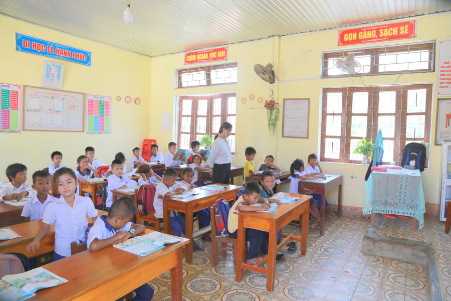 Tỷ lệ trường học đạt chuẩn quốc gia vẫn còn thấp.