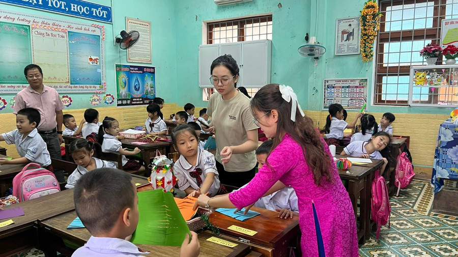 Việc đưa giáo dục STEM vào trường học giúp các em thỏa sức khám phá, nghiên cứu khoa học. Việc đưa giáo dục STEM vào trường học giúp các em thỏa sức khám phá, nghiên cứu khoa học.