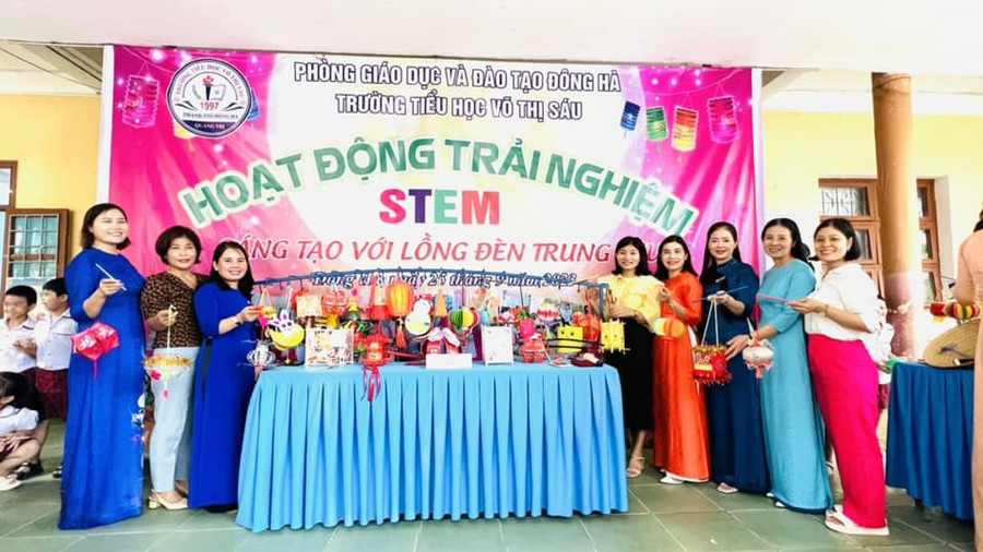Hoạt động trải nghiệm STEM năm học 2023-2024 với chủ đề “Sáng tạo với lồng đèn trung thu”. Hoạt động trải nghiệm STEM năm học 2023-2024 với chủ đề “Sáng tạo với lồng đèn trung thu”.