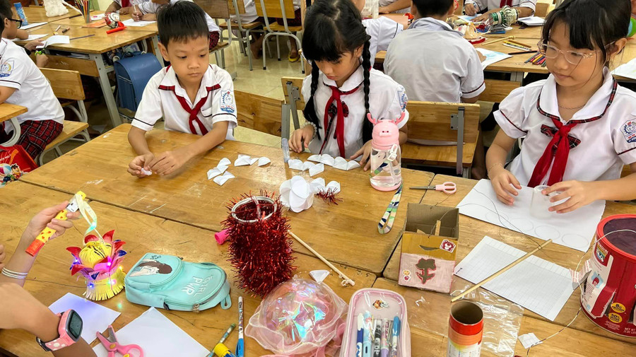 Học sinh tạo nên đèn trung thu từ vật liệu tái chế. Học sinh tạo nên đèn trung thu từ vật liệu tái chế.