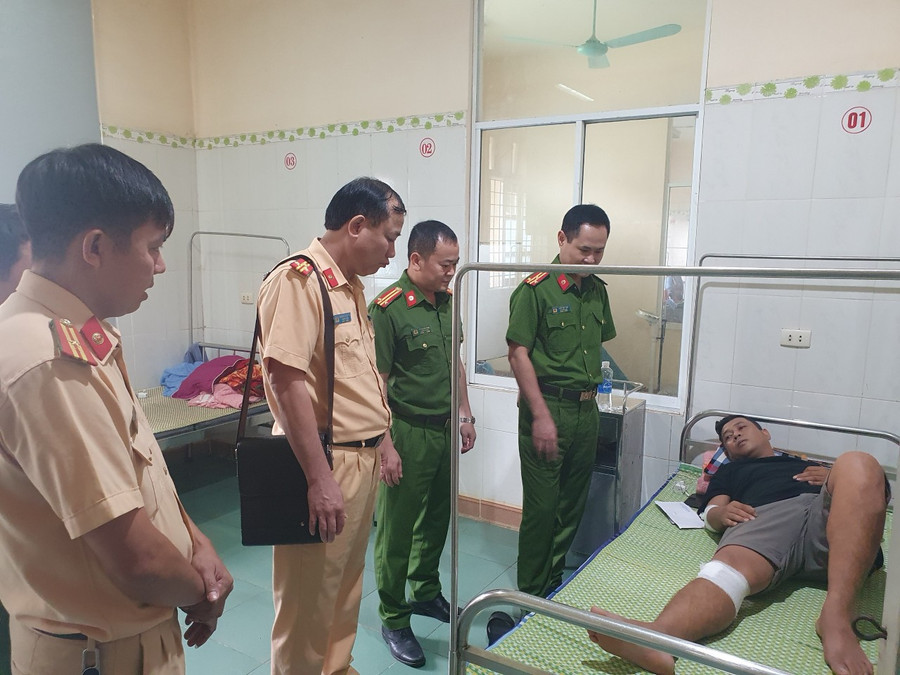 Đại úy Hồ Văn Huỳnh bị thương được đưa vào bệnh viện chăm sóc. Đại úy Hồ Văn Huỳnh bị thương được đưa vào bệnh viện chăm sóc.